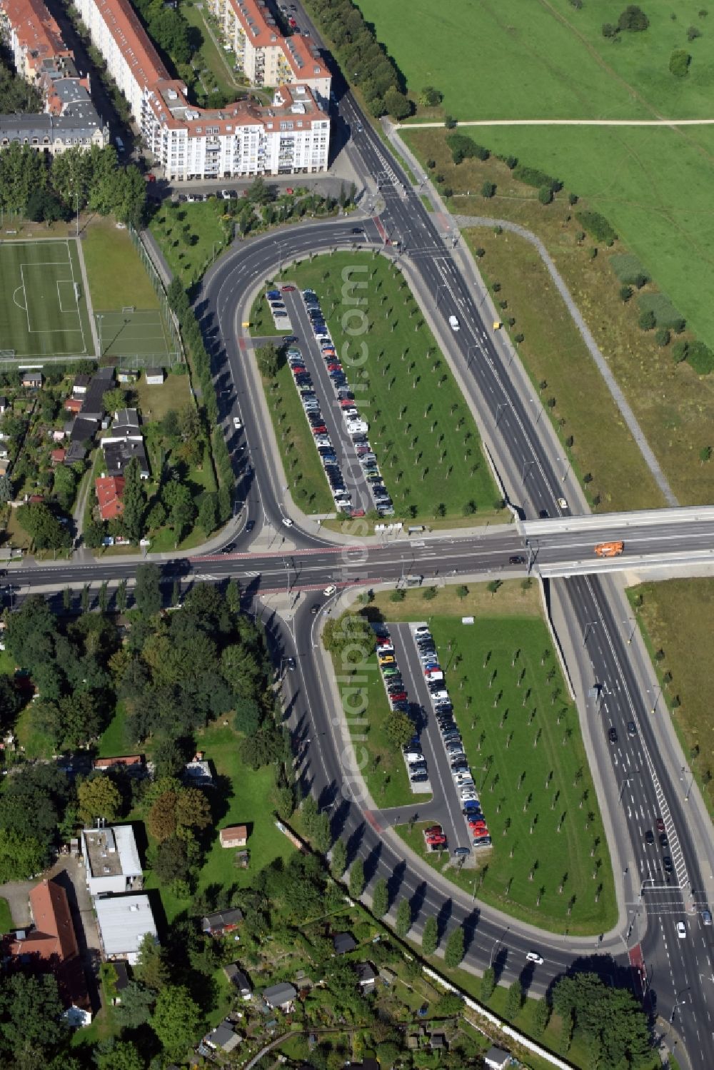 Aerial photograph Dresden - Road over the crossroads Waldschloeschenbruecke, Kaethe-Kollwitz-Ufer and Fetscherstrasse in Dresden in the state Saxony