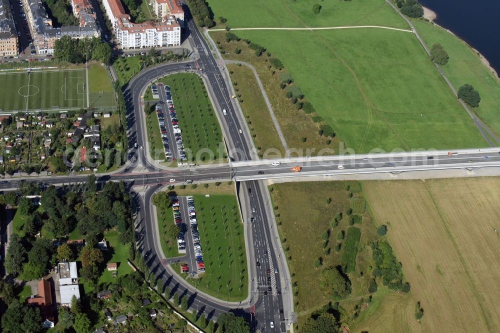 Dresden from the bird's eye view: Road over the crossroads Waldschloeschenbruecke, Kaethe-Kollwitz-Ufer and Fetscherstrasse in Dresden in the state Saxony