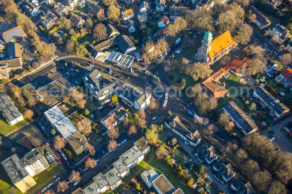 Aerial photograph Bochum - Traffic in the course of the crossroads Wiescher street, Dietrich-Benking street, in the Hagen field, in the district of Hiltrop in Bochum in the federal state North Rhine-Westphalia. On the right in the picture there stands the saviour's church Bochum-Hiltrop