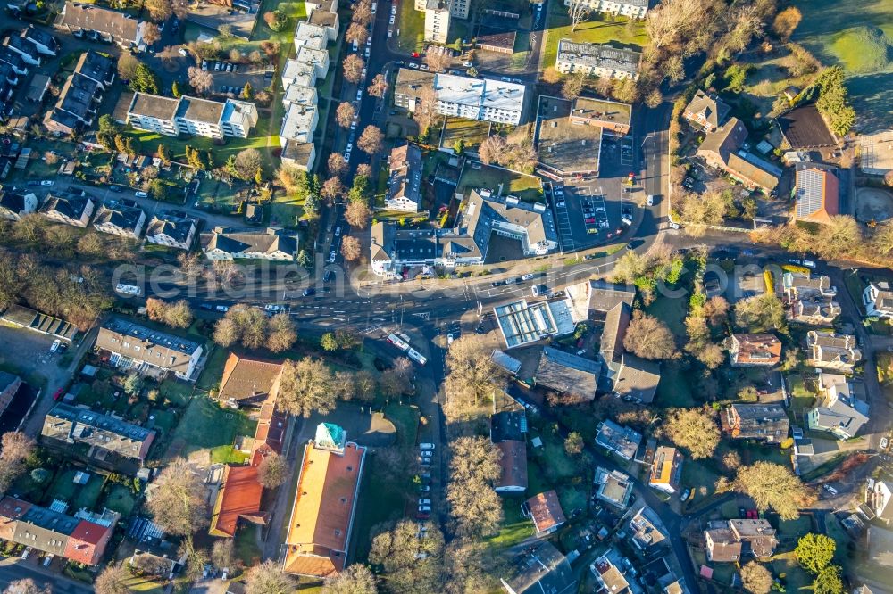 Bochum from above - Traffic in the course of the crossroads Wiescher street corner Frauenlob street in Bochum in the federal state North Rhine-Westphalia