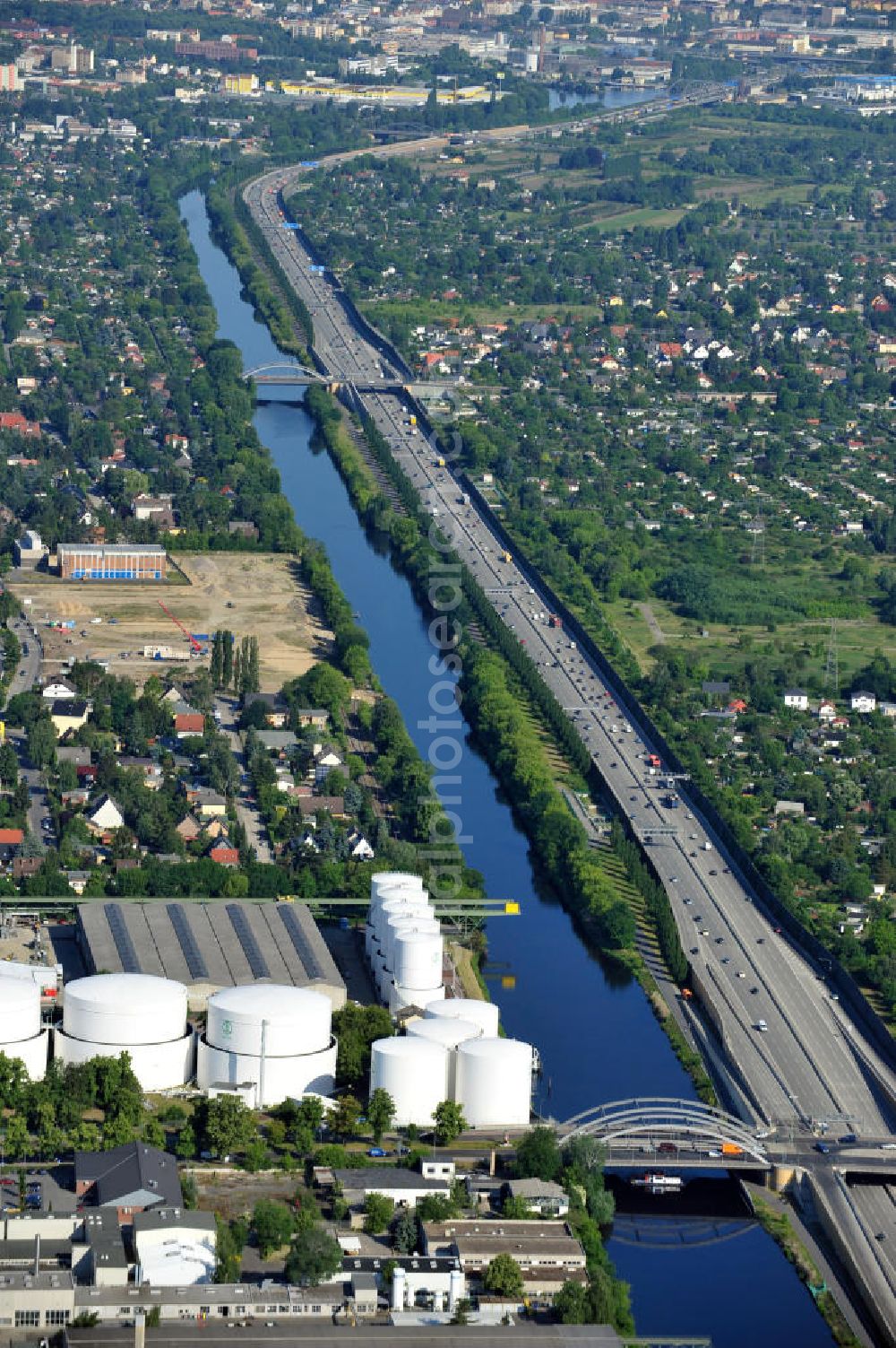 Aerial photograph Berlin - Verlauf des Teltowkanal und der Bundesautobahn A113 von der Stubenrauchstraße / Massantebrücke neben dem Heizöl-Tanklager des Unternehmens Unitank, Richtung Johannisthaler Chaussee / Ernst-Keller-Brücke in Berlin-Rudow. Course of the Teltowcanal und the freeway A113 in Berlin-Rudow.