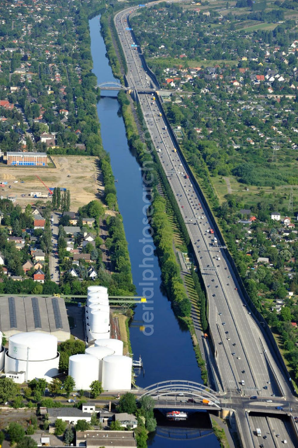 Berlin from above - Verlauf des Teltowkanal und der Bundesautobahn A113 von der Stubenrauchstraße / Massantebrücke neben dem Heizöl-Tanklager des Unternehmens Unitank, Richtung Johannisthaler Chaussee / Ernst-Keller-Brücke in Berlin-Rudow. Course of the Teltowcanal und the freeway A113 in Berlin-Rudow.