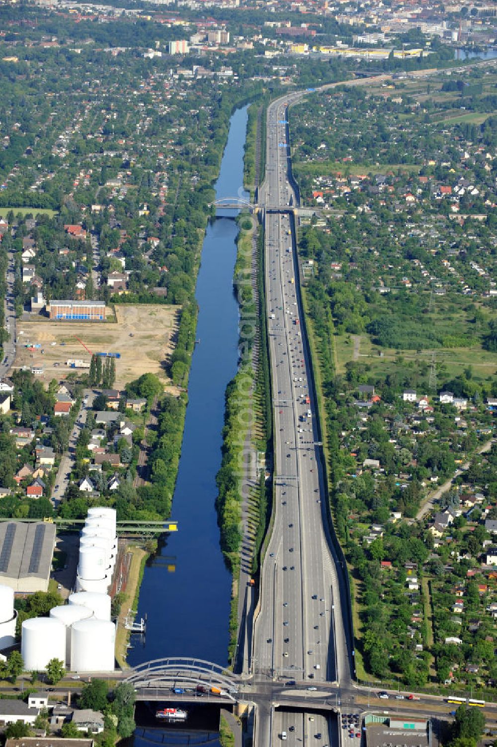 Aerial image Berlin - Verlauf des Teltowkanal und der Bundesautobahn A113 von der Stubenrauchstraße / Massantebrücke neben dem Heizöl-Tanklager des Unternehmens Unitank, Richtung Johannisthaler Chaussee / Ernst-Keller-Brücke in Berlin-Rudow. Course of the Teltowcanal und the freeway A113 in Berlin-Rudow.