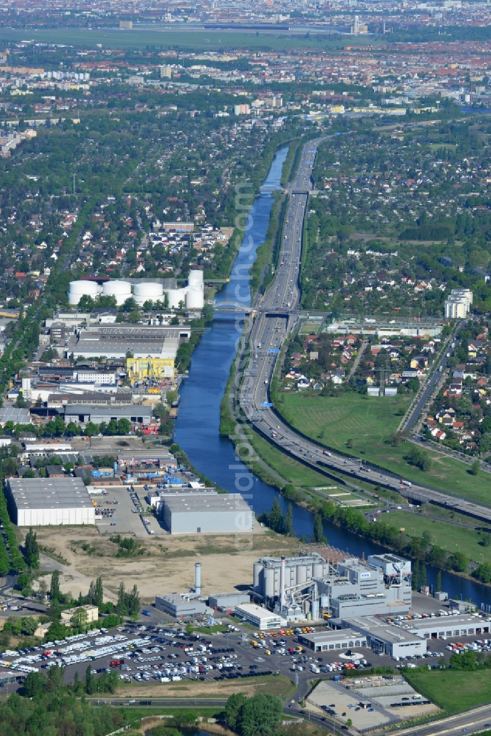 Berlin from the bird's eye view: Course of the Teltow Canal and industrial area on Kanalstrasse in the Buckow part of the district of Neukoelln in Berlin. A large industrial area is located on the Southern riverbank with locations of the Daimler-Benz AG, the wood heat plant Berlin-Neukoelln and the Viessmann works Berlin and a steel company. Residential buildings and allotements of Adlershof are located on the Northern shore