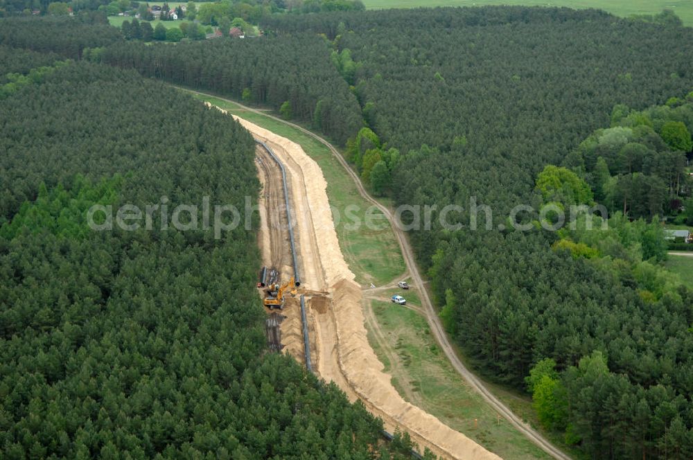 Spreewerder from the bird's eye view: Blick auf die Verlegearbeiten zu einem Teilstück der OPAL-Erdgasleitung durch Brandenburg. Für die 470 Kilometer lange OPAL- Erdgastrasse reicht von der Ostsee bis zur tschechischen Grenze. Betreibergesellschaft ist das Unternehmen WINGAS. View of the installation work to a section of the OPAL pipeline through Brandenburg. For the 470-kilometer natural gas pipeline OPAL extends from the Baltic to the Czech border. Operating company, the company WINGAS.