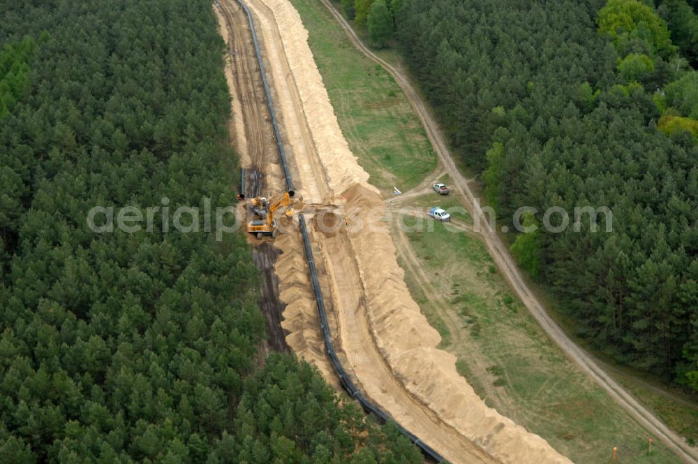 Aerial image Spreewerder - Blick auf die Verlegearbeiten zu einem Teilstück der OPAL-Erdgasleitung durch Brandenburg. Für die 470 Kilometer lange OPAL- Erdgastrasse reicht von der Ostsee bis zur tschechischen Grenze. Betreibergesellschaft ist das Unternehmen WINGAS. View of the installation work to a section of the OPAL pipeline through Brandenburg. For the 470-kilometer natural gas pipeline OPAL extends from the Baltic to the Czech border. Operating company, the company WINGAS.