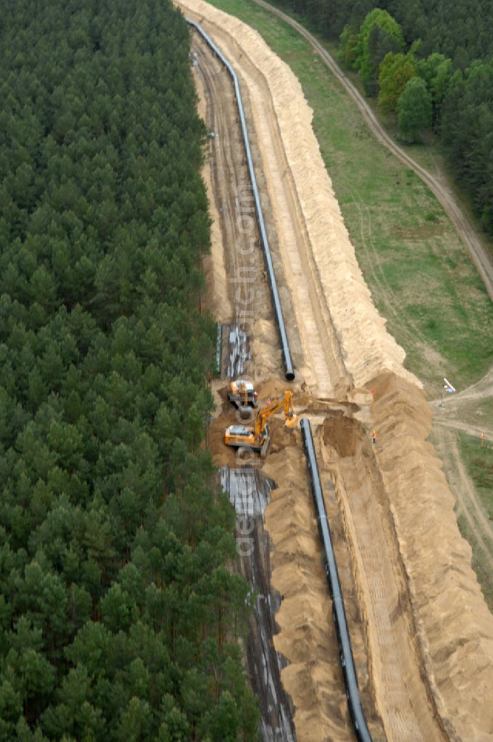 Aerial photograph Spreewerder - Blick auf die Verlegearbeiten zu einem Teilstück der OPAL-Erdgasleitung durch Brandenburg. Für die 470 Kilometer lange OPAL- Erdgastrasse reicht von der Ostsee bis zur tschechischen Grenze. Betreibergesellschaft ist das Unternehmen WINGAS. View of the installation work to a section of the OPAL pipeline through Brandenburg. For the 470-kilometer natural gas pipeline OPAL extends from the Baltic to the Czech border. Operating company, the company WINGAS.