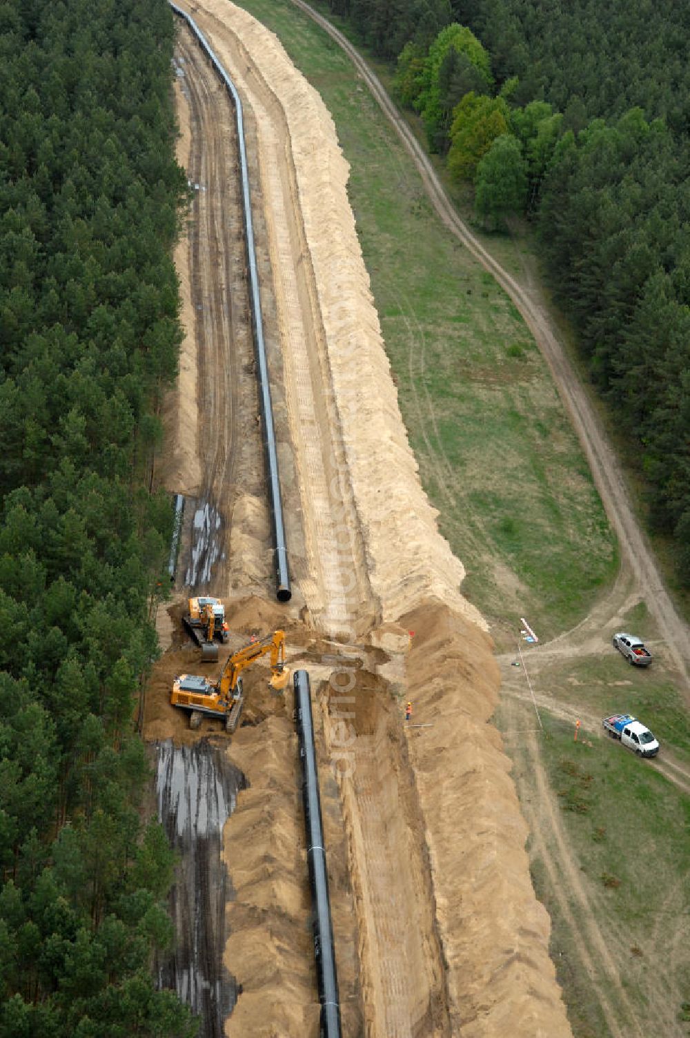 Spreewerder from above - Blick auf die Verlegearbeiten zu einem Teilstück der OPAL-Erdgasleitung durch Brandenburg. Für die 470 Kilometer lange OPAL- Erdgastrasse reicht von der Ostsee bis zur tschechischen Grenze. Betreibergesellschaft ist das Unternehmen WINGAS. View of the installation work to a section of the OPAL pipeline through Brandenburg. For the 470-kilometer natural gas pipeline OPAL extends from the Baltic to the Czech border. Operating company, the company WINGAS.