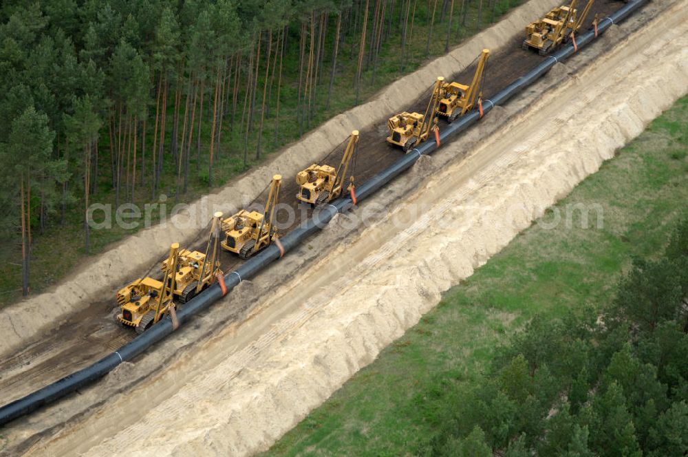 Spreewerder from the bird's eye view: Blick auf die Verlegearbeiten zu einem Teilstück der OPAL-Erdgasleitung durch Brandenburg. Für die 470 Kilometer lange OPAL- Erdgastrasse reicht von der Ostsee bis zur tschechischen Grenze. Betreibergesellschaft ist das Unternehmen WINGAS. View of the installation work to a section of the OPAL pipeline through Brandenburg. For the 470-kilometer natural gas pipeline OPAL extends from the Baltic to the Czech border. Operating company, the company WINGAS.