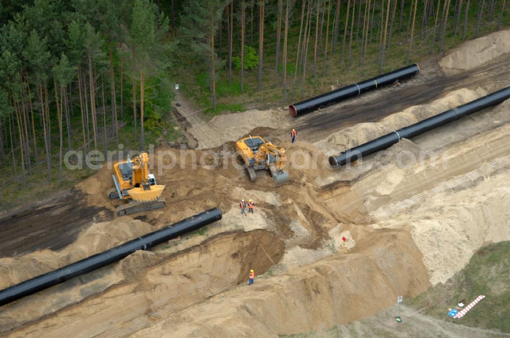 Aerial photograph Spreewerder - Blick auf die Verlegearbeiten zu einem Teilstück der OPAL-Erdgasleitung durch Brandenburg. Für die 470 Kilometer lange OPAL- Erdgastrasse reicht von der Ostsee bis zur tschechischen Grenze. Betreibergesellschaft ist das Unternehmen WINGAS. View of the installation work to a section of the OPAL pipeline through Brandenburg. For the 470-kilometer natural gas pipeline OPAL extends from the Baltic to the Czech border. Operating company, the company WINGAS.