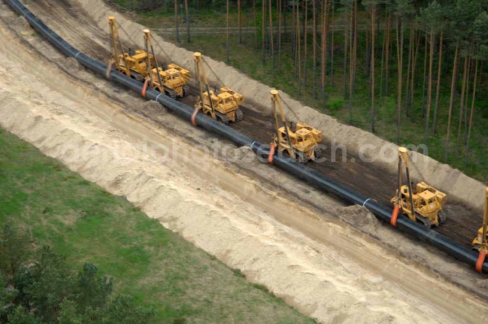 Spreewerder from above - Blick auf die Verlegearbeiten zu einem Teilstück der OPAL-Erdgasleitung durch Brandenburg. Für die 470 Kilometer lange OPAL- Erdgastrasse reicht von der Ostsee bis zur tschechischen Grenze. Betreibergesellschaft ist das Unternehmen WINGAS. View of the installation work to a section of the OPAL pipeline through Brandenburg. For the 470-kilometer natural gas pipeline OPAL extends from the Baltic to the Czech border. Operating company, the company WINGAS.