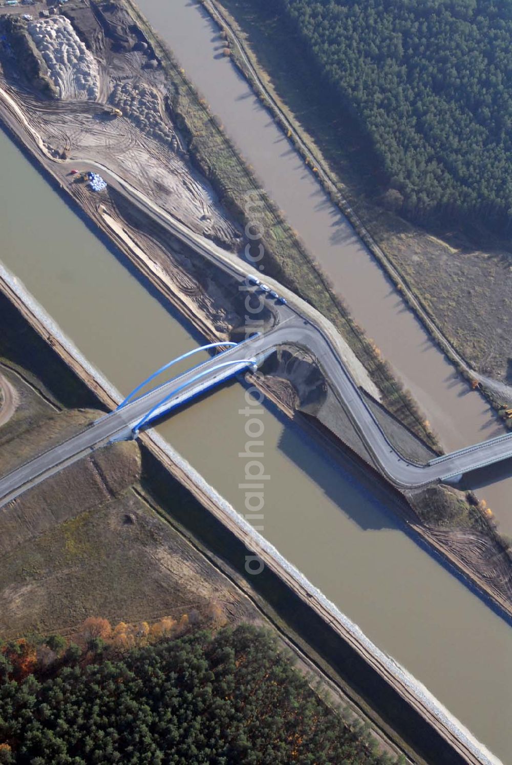 Eberswalde from above - Blick auf die geflutete Umleitung des Oder-Havel-Kanal. Dieser wird gegenwärtig für den Betrieb mit hochseetauglichen Schiffen ausgebaut. Dazu wird nördlich von Eberswalde das Kanalbett umgeleitet, um als Ersatz für die Kanalbrücke einen Tunnel unter dem neuen Kanal zu bauen.