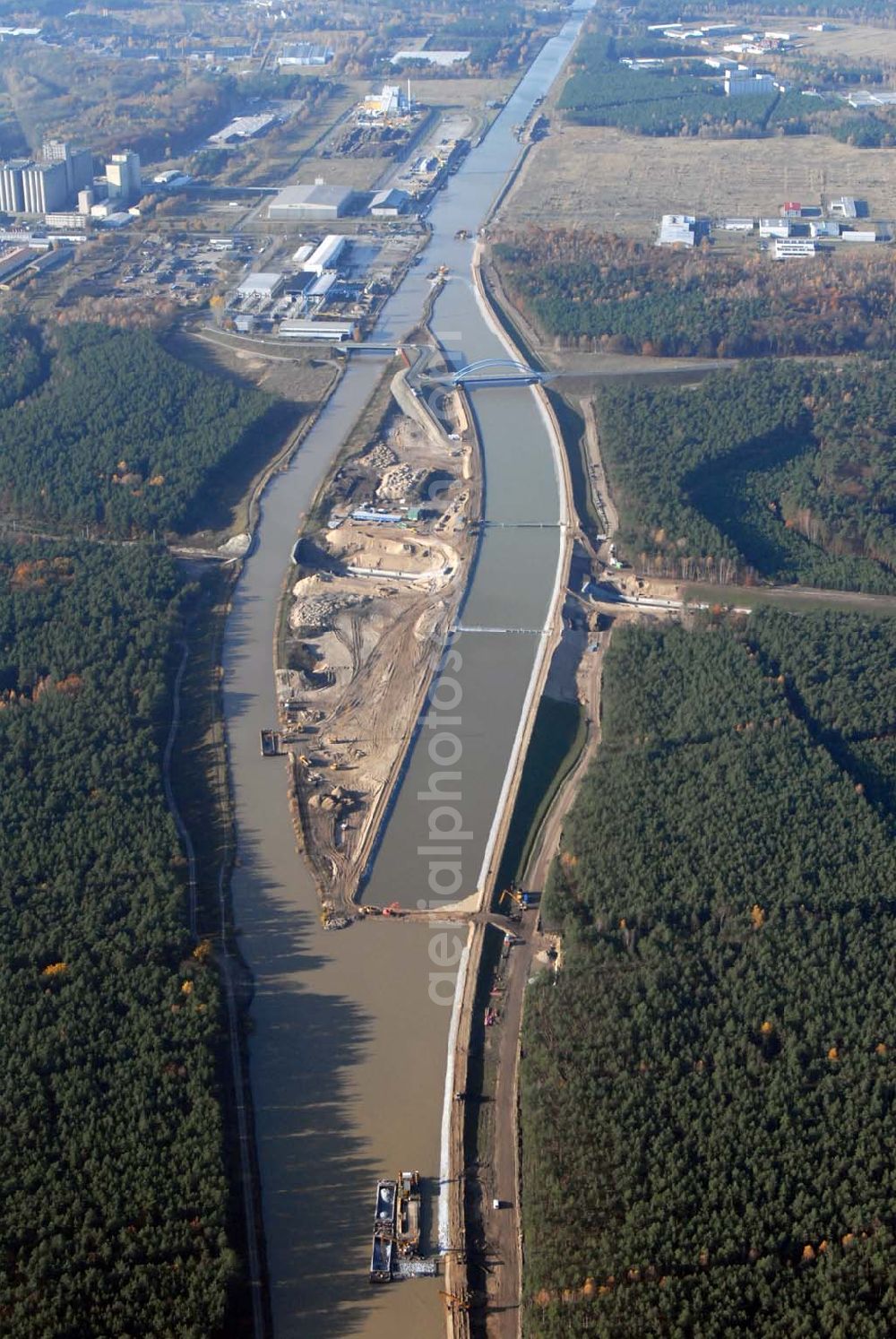 Aerial photograph Eberswalde - Blick auf die geflutete Umleitung des Oder-Havel-Kanal. Dieser wird gegenwärtig für den Betrieb mit hochseetauglichen Schiffen ausgebaut. Dazu wird nördlich von Eberswalde das Kanalbett umgeleitet, um als Ersatz für die Kanalbrücke einen Tunnel unter dem neuen Kanal zu bauen.