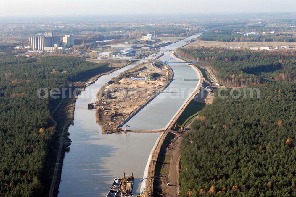  from above - Blick auf die geflutete Umleitung des Oder-Havel-Kanal. Dieser wird gegenwärtig für den Betrieb mit hochseetauglichen Schiffen ausgebaut. Dazu wird nördlich von Eberswalde das Kanalbett umgeleitet, um als Ersatz für die Kanalbrücke einen Tunnel unter dem neuen Kanal zu bauen.