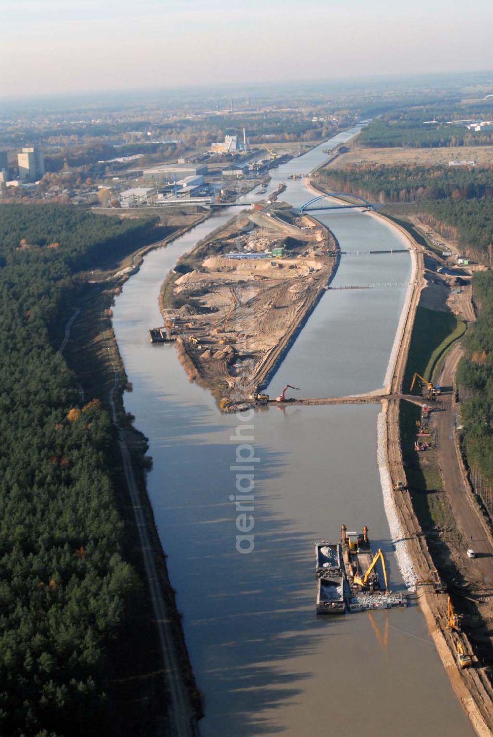 Eberswalde from the bird's eye view: Blick auf die geflutete Umleitung des Oder-Havel-Kanal. Dieser wird gegenwärtig für den Betrieb mit hochseetauglichen Schiffen ausgebaut. Dazu wird nördlich von Eberswalde das Kanalbett umgeleitet, um als Ersatz für die Kanalbrücke einen Tunnel unter dem neuen Kanal zu bauen.