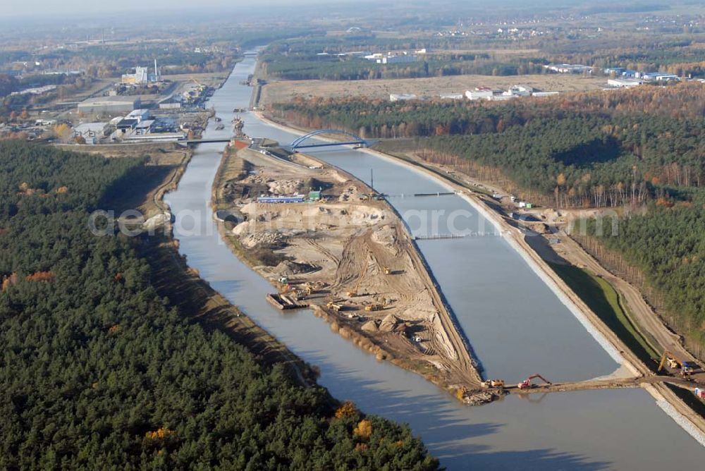 Eberswalde from above - Blick auf die geflutete Umleitung des Oder-Havel-Kanal. Dieser wird gegenwärtig für den Betrieb mit hochseetauglichen Schiffen ausgebaut. Dazu wird nördlich von Eberswalde das Kanalbett umgeleitet, um als Ersatz für die Kanalbrücke einen Tunnel unter dem neuen Kanal zu bauen.