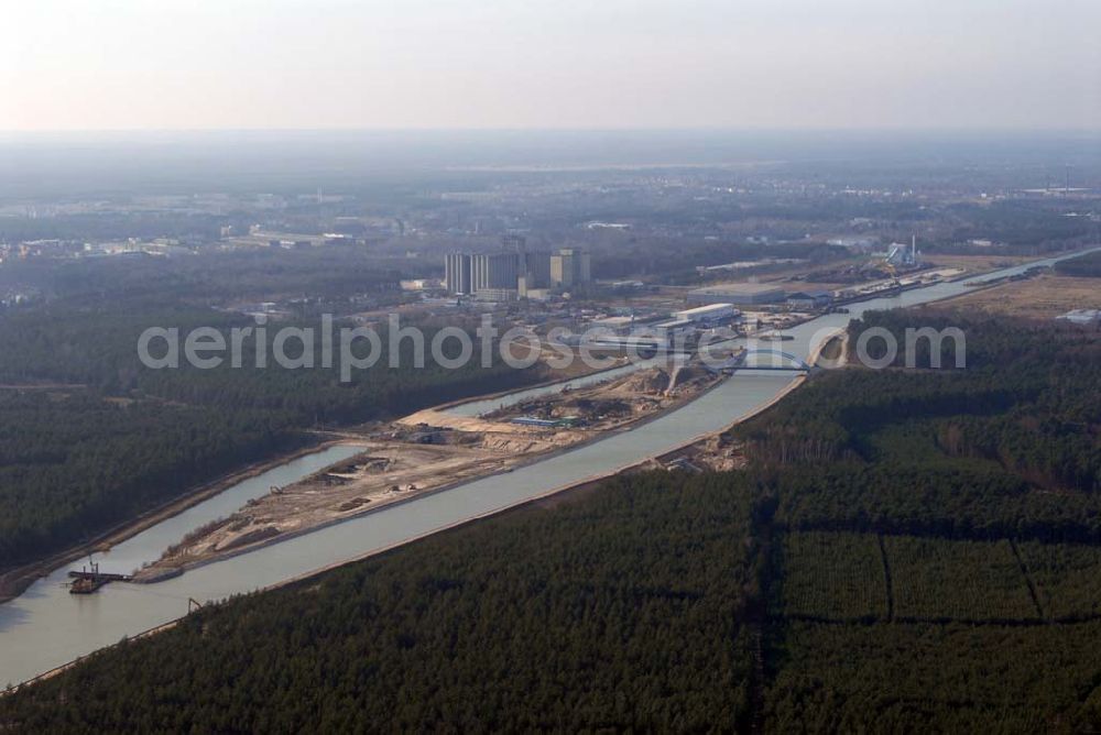 Eberswalde from above - Blick auf den Oder-Havel-Kanal. Dieser wird gegenwärtig für den Betrieb mit hochseetauglichen Schiffen ausgebaut. Dazu wird nördlich von Eberswalde das Kanalbett umgeleitet, um als Ersatz für die Kanalbrücke einen Tunnel unter dem neuen Kanal zu bauen.