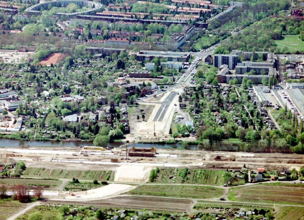 Berlin - Britz from the bird's eye view: Verlängerung der Stadtautobahn A100 im Bereich des Britzer Hafensteges an der Grenzallee.