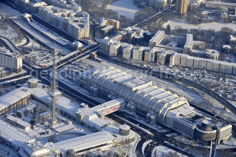 Berlin from the bird's eye view: Der winterlich Blick auf das verschneite Areal des Funkturm / ICC im Messegelände in Berlin Charlottenburg. The winter view of the snow area of the radio tower / ICC in the Exhibition Grounds in Berlin Charlottenburg.