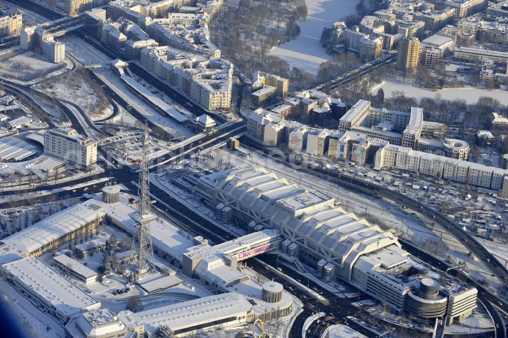 Aerial image Berlin - Der winterlich Blick auf das verschneite Areal des Funkturm / ICC im Messegelände in Berlin Charlottenburg. The winter view of the snow area of the radio tower / ICC in the Exhibition Grounds in Berlin Charlottenburg.