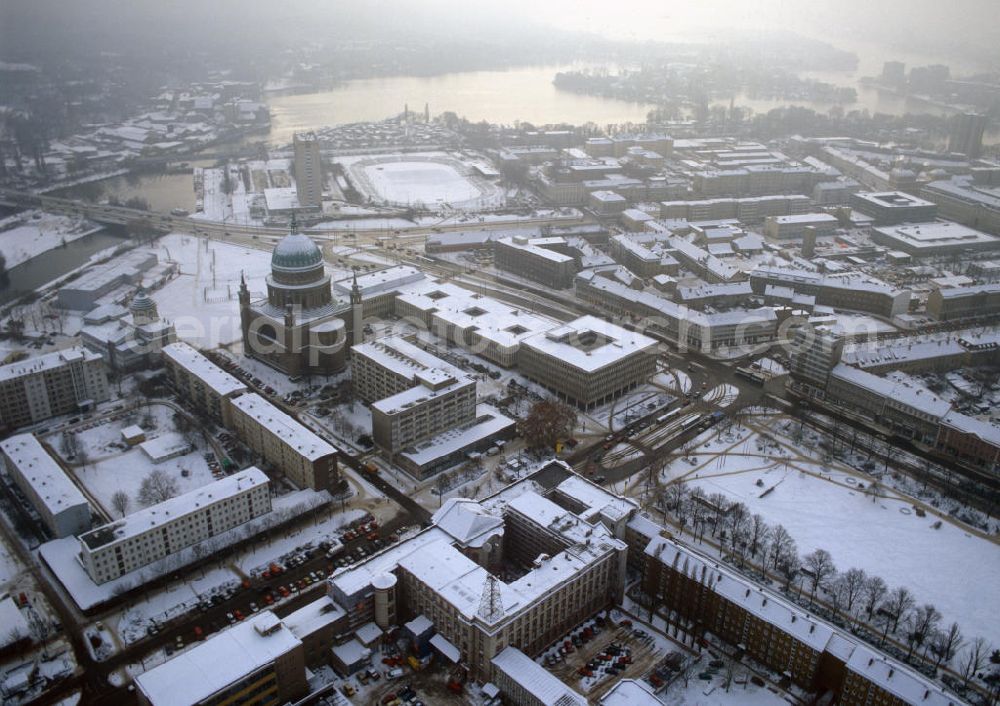 Aerial image Potsdam - Blick auf die winterliche, verschneite Innenstadt von Potsdam mit der St. Nikolaikirche und den Gebäuden der Stadt- und Landesbibliothek und der Fachhochschule Potsdam am Alten Markt im Zentrum.