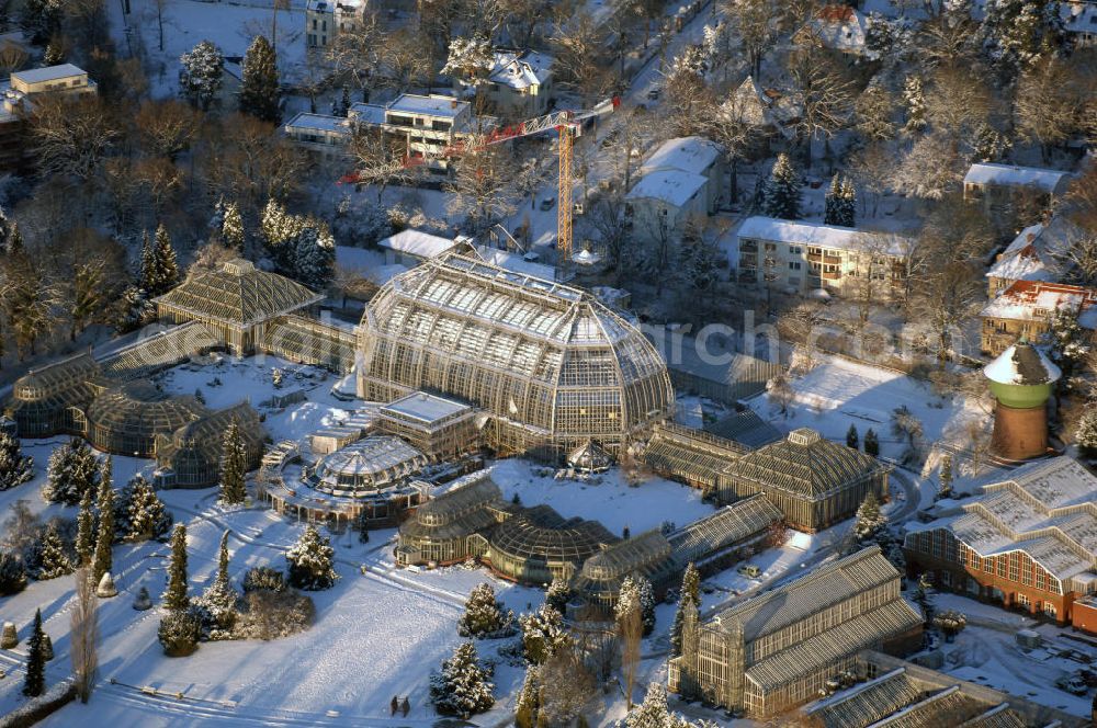 Berlin from above - Verschneite Winterlandschaft bei den Sanierungsarbeiten des Botanischen Garten Berlin-Dahlem. Die Grundsanierung des 100 Jahre alten Komplexes war unumgänglich, da das denkmalgeschützte Wahrzeichen für Wissenschaft, Forschung und Lehre sowie für die breite Öffentlichkeit dauerhaft erhalten werden soll. Millionen feiner Haarrisse durchziehen die großflächigen Verglasungen. Seit August 2006 dauern die bis zum Dezember 2008 geplanten Sanierungsarbeiten.Botanischer Garten und Botanisches Museum Berlin-Dahlem (BGBM) Zentraleinrichtung der Freien Universität Berlin, Königin-Luise-Str. 6-8, 14195 Berlin,Tel. +49(0)30 838501 00, Fax +49(0)30 838501 86, Email: zebqbm@bqbm.org