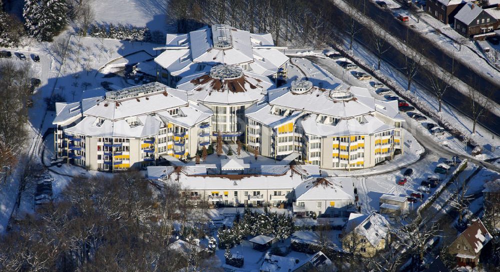 Bottrop from the bird's eye view: Blick auf das verschneite KWA Stift Urbana in Bottrop, Nordrhein-Westfalen. Das Pflegeheim wurde 1997, im modernen Stil erbaut. Das Stift steht im Stadtgarten von Bottrop. View of the snowy KWA home Urbana in Bottrop, North Rhine- Westphalia. The nursing home was built 1997, in modern style. The retirement home is in the city garden of Bottrop.