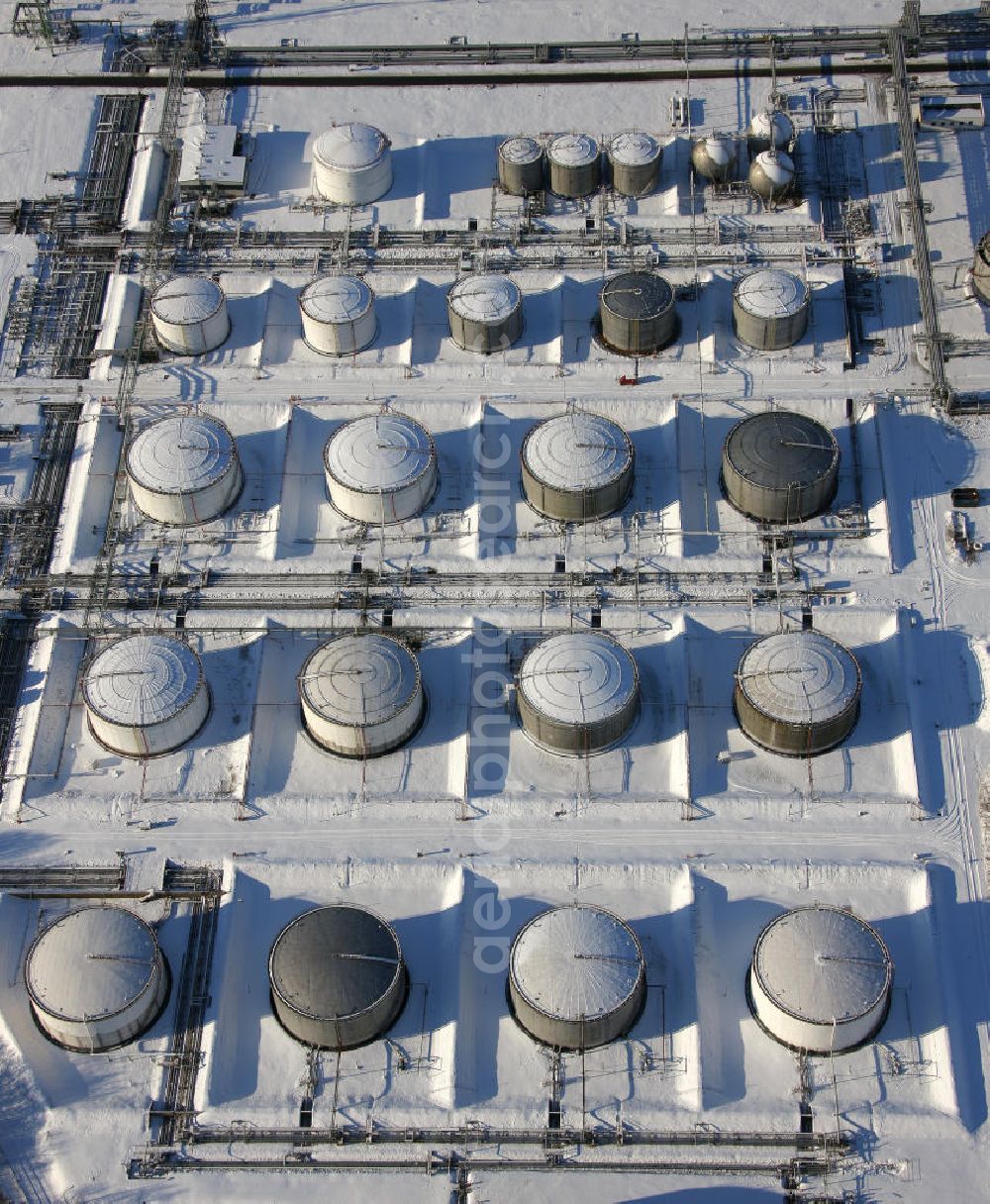 Gelsenkirchen - Horst from above - Winterlich verschneites Tanklager Feld der VEBA Öl AG Werk im Gelsenkirchener Stadtteil Horst. Snowy winter fuel storage area of Veba Oil AG plant in the district of Gelsenkirchen Horst.