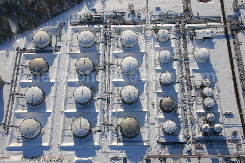 Gelsenkirchen - Horst from the bird's eye view: Winterlich verschneites Tanklager Feld der VEBA Öl AG Werk im Gelsenkirchener Stadtteil Horst. Snowy winter fuel storage area of Veba Oil AG plant in the district of Gelsenkirchen Horst.