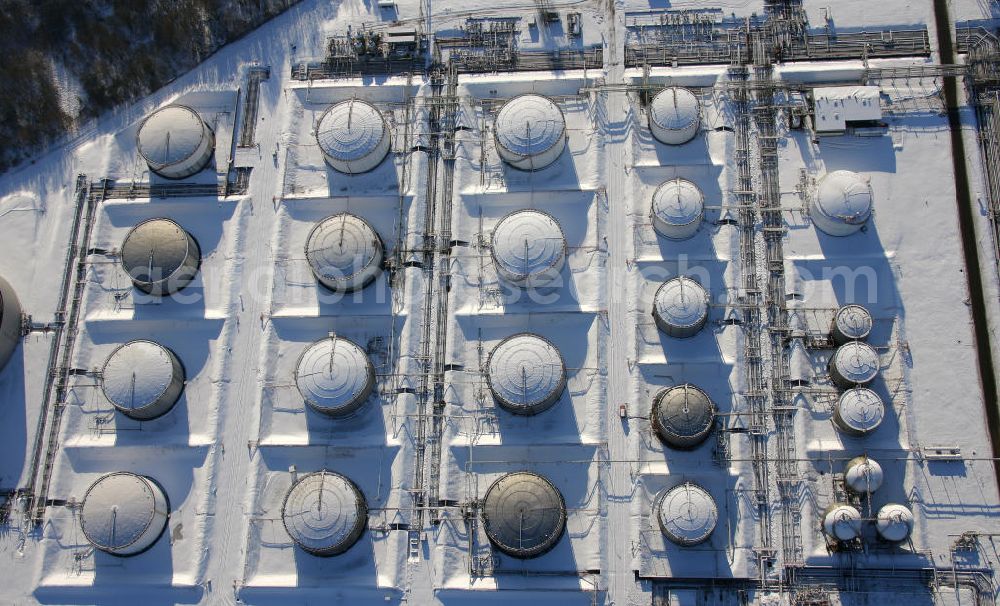 Aerial image Gelsenkirchen - Horst - Winterlich verschneites Tanklager Feld der VEBA Öl AG Werk im Gelsenkirchener Stadtteil Horst. Snowy winter fuel storage area of Veba Oil AG plant in the district of Gelsenkirchen Horst.