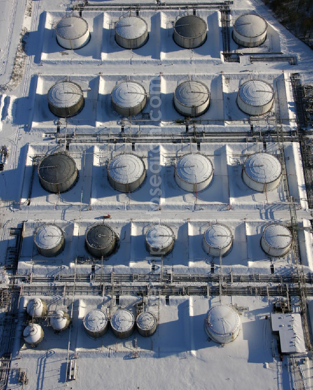 Aerial photograph Gelsenkirchen - Horst - Winterlich verschneites Tanklager Feld der VEBA Öl AG Werk im Gelsenkirchener Stadtteil Horst. Snowy winter fuel storage area of Veba Oil AG plant in the district of Gelsenkirchen Horst.