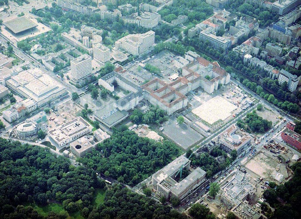 Aerial photograph Berlin - Tiergarten - Verteidigungsministerium und Ländervertreteungen sowie Botschaften am Berliner Tiergarten