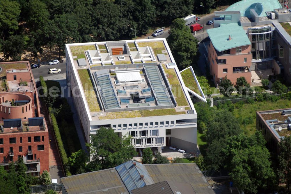 Aerial image Berlin - Im Blick die Vertretung des Landes Baden-Württemberg beim Bund in Berlin. Im Westen angrenzend die Botschaft von Indien. Im Osten die Botschaft Östereichs.