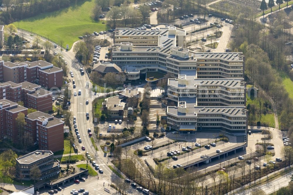 Detmold from the bird's eye view: Administration Building Kreishaus Detmold and traffic bureau at the Felix Fechenbach Street in Detmold in North Rhine-Westphalia