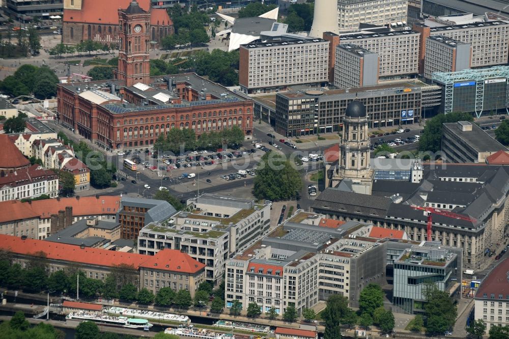 Aerial image Berlin - Administrative building Altes Stadthaus on Klosterstrasse, Berliner Wasserbetriebe on Neue Juedenstrasse, Rotes Rathaus on Rathausstrasse in Berlin, Germany