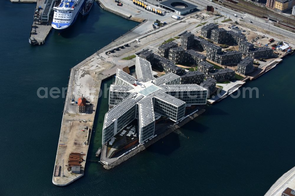 Kopenhagen from the bird's eye view: Administrative building of the Authority UNICEF in of UN City Copenhagen Marmorvej in Copenhagen in Region Hovedstaden, Denmark