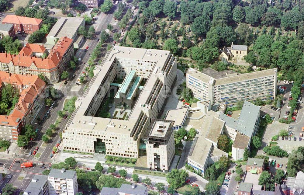 Berlin from the bird's eye view: Verwaltungsgebäude der BfA an der Königin-Elisabeth-Straße in Charlottenburg