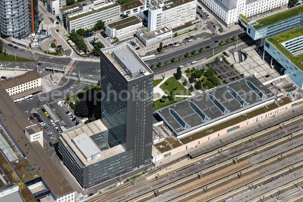 Aerial photograph Linz - Administrative building of the State Authority Finanzamt Oesterreich-Dienststelle Linz on place Bahnhofplatz in Linz in Oberoesterreich, Austria