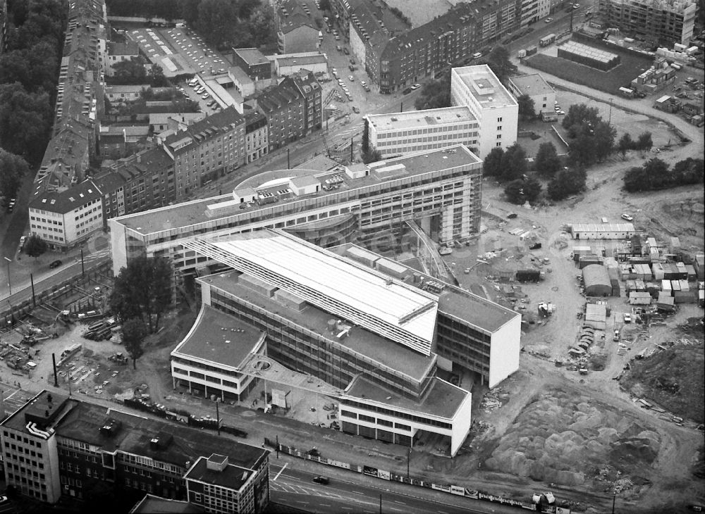 Düsseldorf from the bird's eye view: Banking administration building of the financial services company of Commerzbank on Werdener Strasse - Oberbilker Markt in Duesseldorf in the state North Rhine-Westphalia, Germany