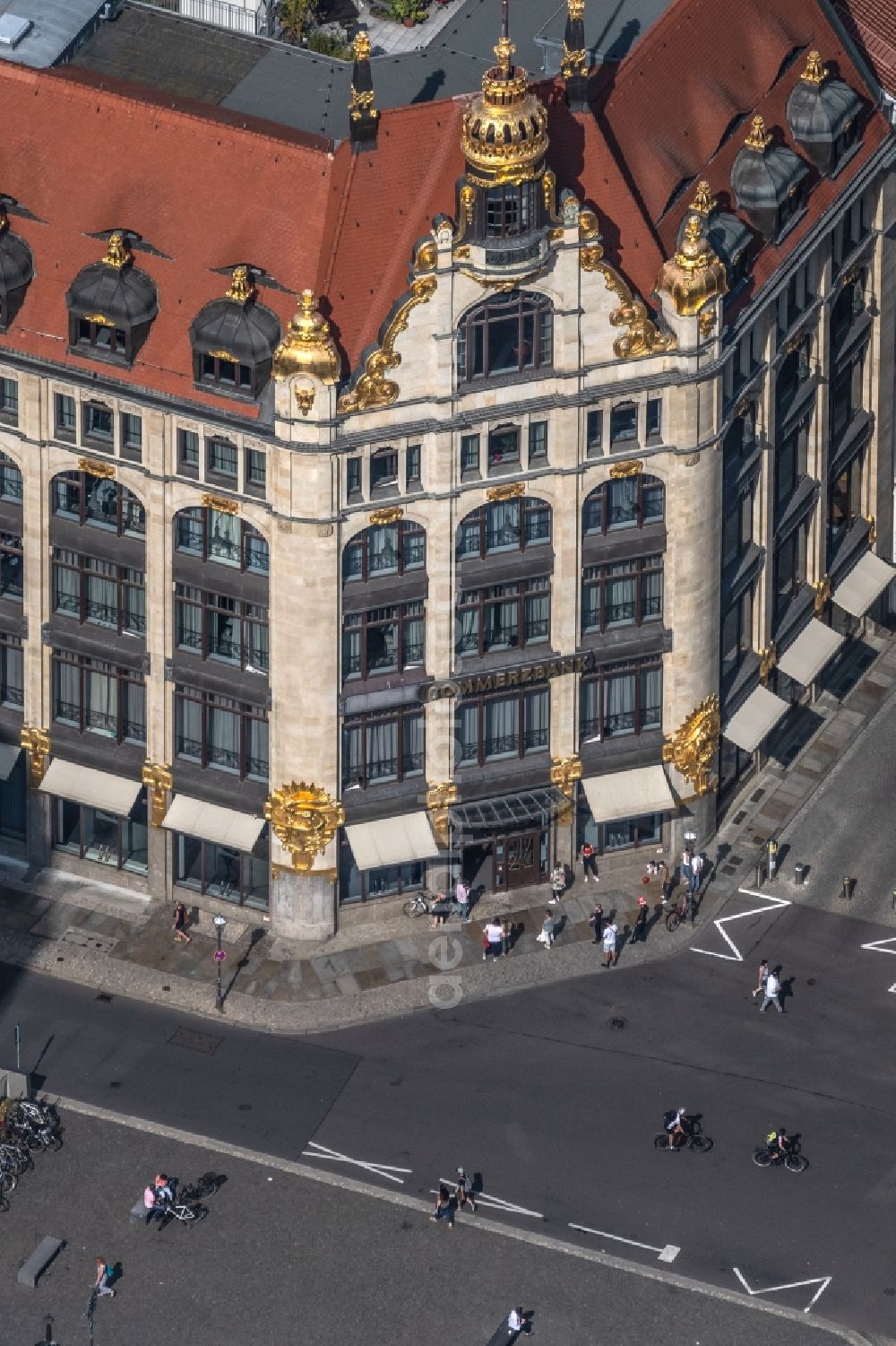 Aerial photograph Leipzig - Banking administration building of the financial services company Commerzbank on Thomaskirchhof in the district Zentrum in Leipzig in the state Saxony, Germany