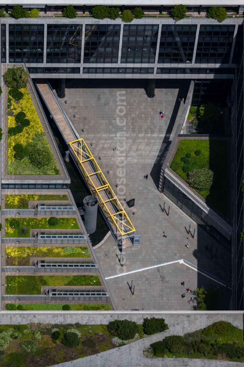 Aerial photograph Stuttgart - Banking administration building of the financial services company LBBW Landesbank Baden-Wuerttemberg in the district Europaviertel in Stuttgart in the state Baden-Wuerttemberg, Germany