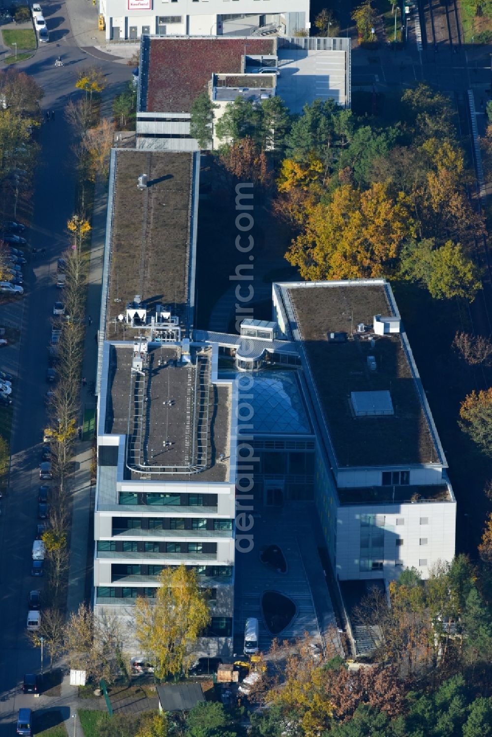 Aerial photograph Potsdam - Banking administration building of the financial services company Mittelbrandenburgische Sparkasse in Potsdam on Saarmunder Strasse in Potsdam in the state Brandenburg, Germany