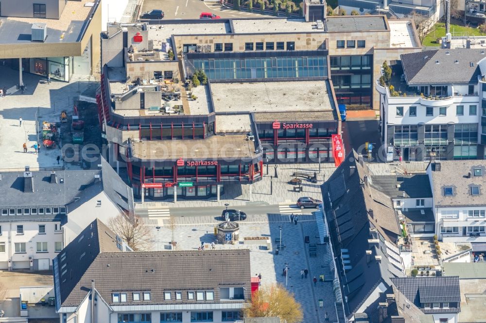 Aerial photograph Meschede - Banking administration building of the financial services company Sparkasse Meschede - Hauptstelle on Winziger Platz in Meschede in the state North Rhine-Westphalia, Germany