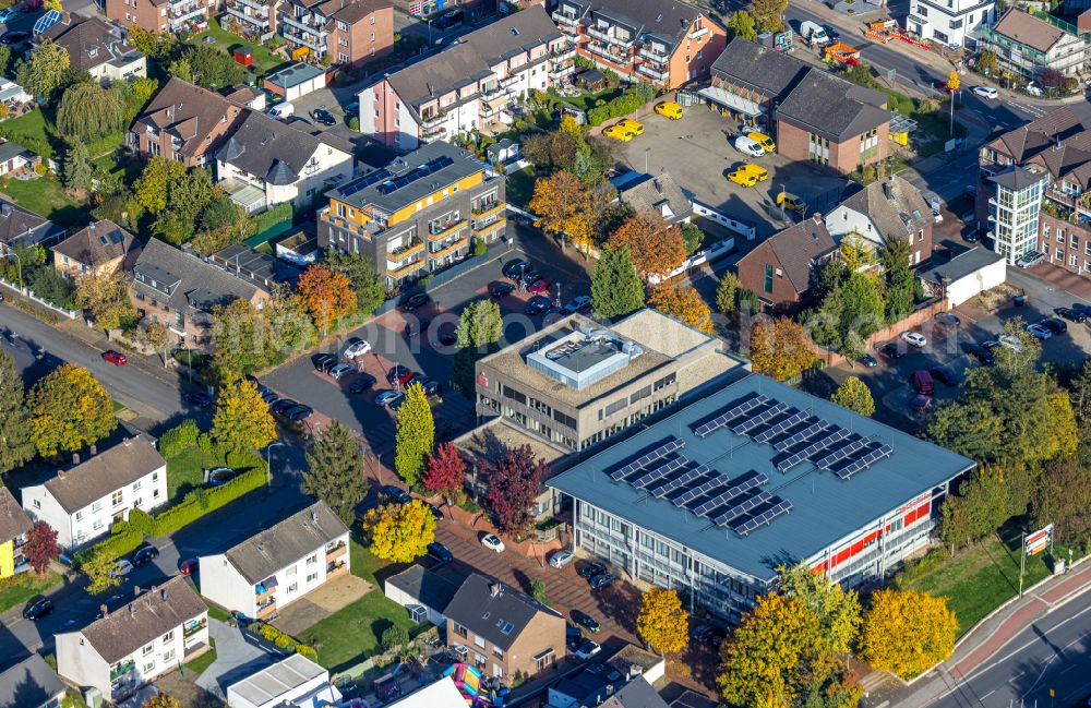 Neukirchen-Vluyn from above - Banking administration building of the financial services company Sparkasse on Niederrhein - Geschaeftsstelle on Poststrasse in the district Neukirchen in Neukirchen-Vluyn in the state North Rhine-Westphalia, Germany