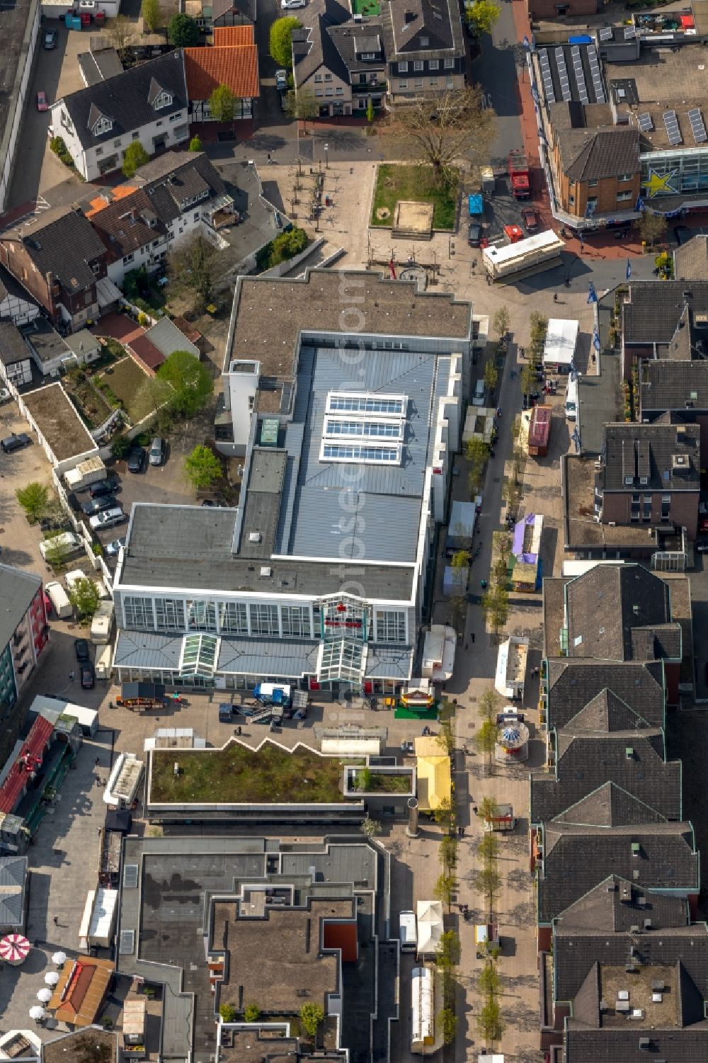 Aerial photograph Kamen - Banking administration building of the financial services company Sparkasse UnnaKonen - Hauptgeschaeftsstelle Konen on Sparkassenplatz in Kamen in the state North Rhine-Westphalia, Germany