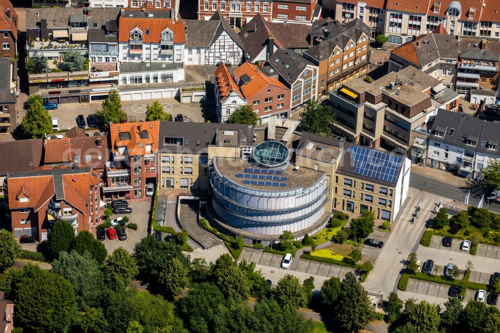 Aerial photograph Beckum - Banking administration building of the financial services company Volksbank Beckum-Lippstadt eG on Suedstrasse in Beckum in the state North Rhine-Westphalia, Germany