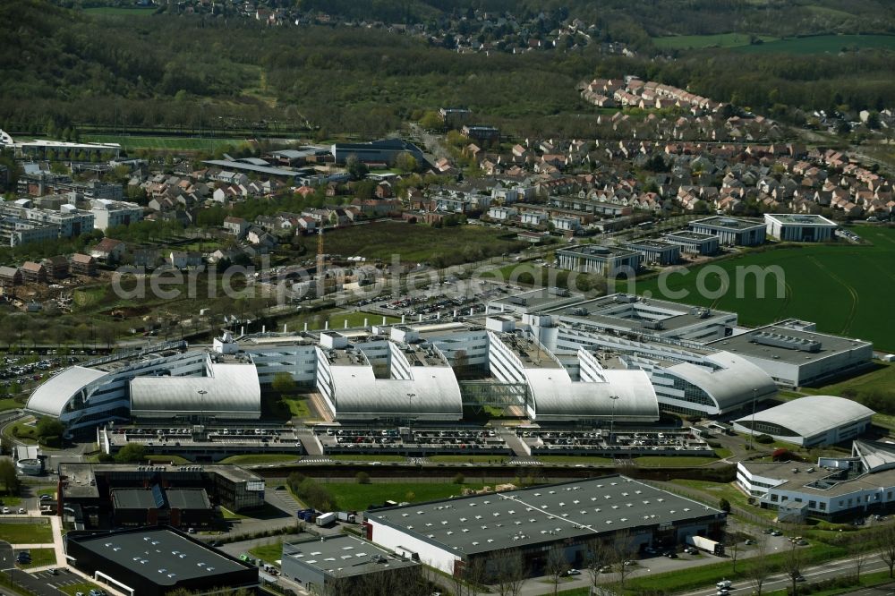 Élancourt from the bird's eye view: Administrative building of the industrial area Airbus Group ZA Clef de Saint Pierre in Elancourt in Ile-de-France, France