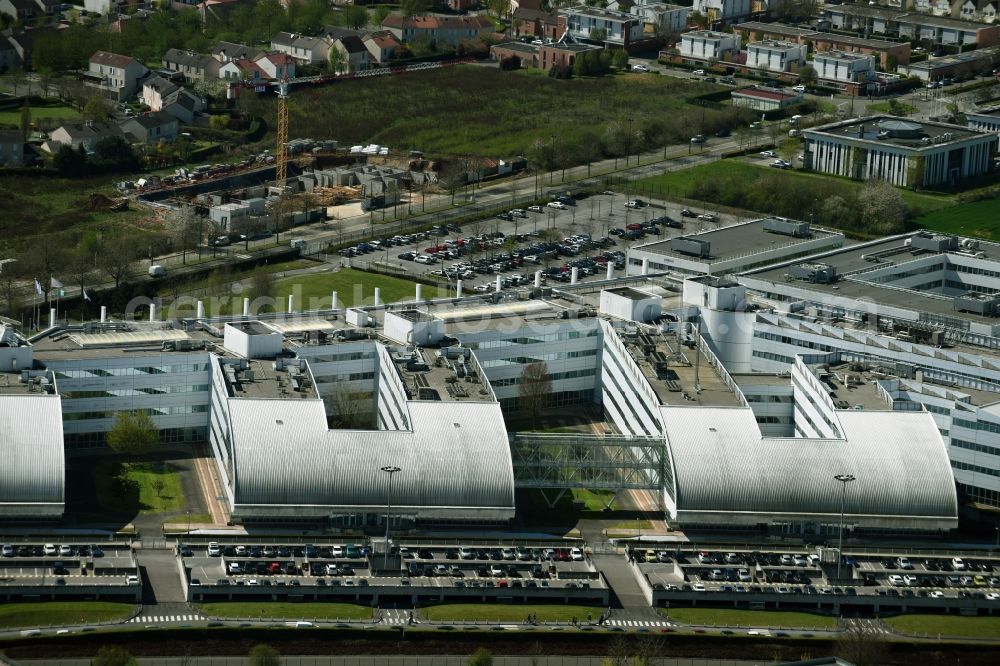 Aerial photograph Élancourt - Administrative building of the industrial area Airbus Group ZA Clef de Saint Pierre in Elancourt in Ile-de-France, France