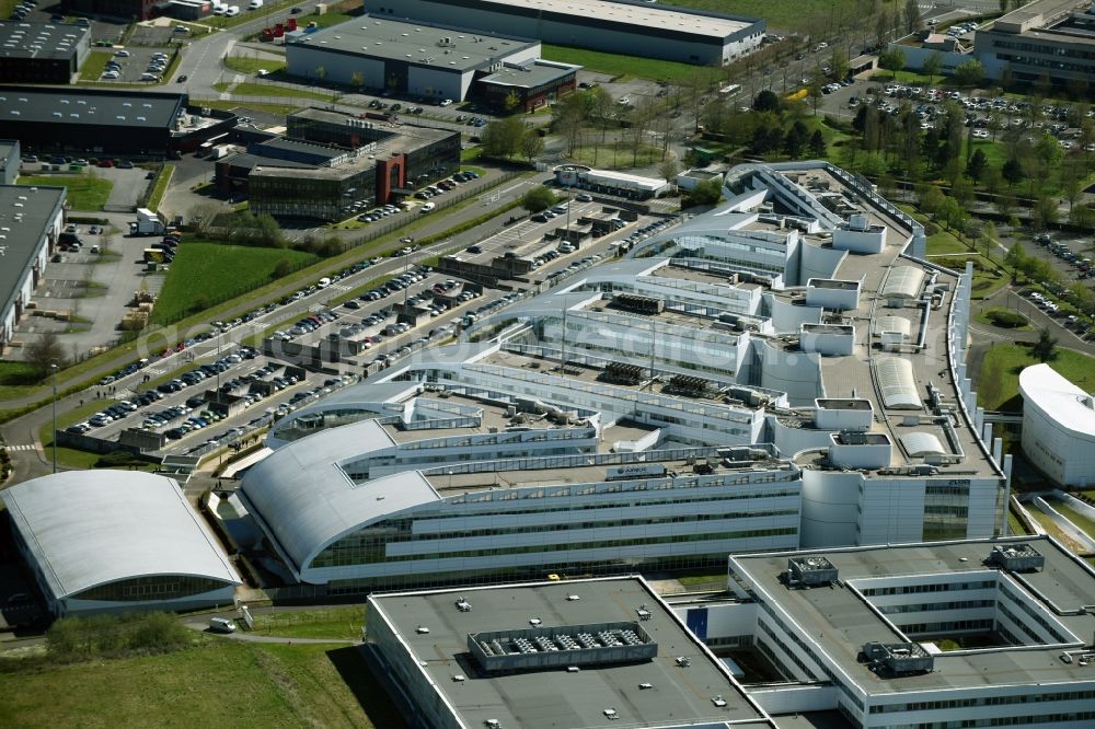 Aerial photograph Élancourt - Administrative building of the industrial area Airbus Group ZA Clef de Saint Pierre in Elancourt in Ile-de-France, France