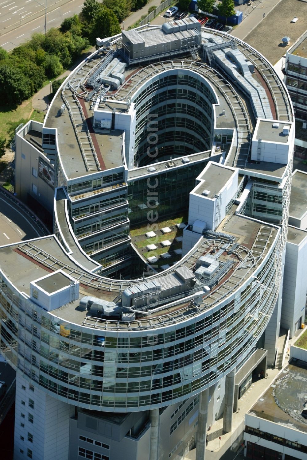 Stuttgart from the bird's eye view: Administrative building of the industrial area der Mercedes-Benz AG on Mercedesstrasse in Stuttgart in the state Baden-Wuerttemberg